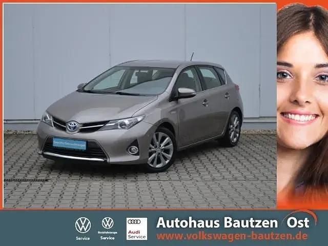 Avantgarde bronze metallic Gebraucht 2014 Toyota Auris Hybrid Life+ Limousine | 13.840 € (Fairer Preis) - Bild 1/4