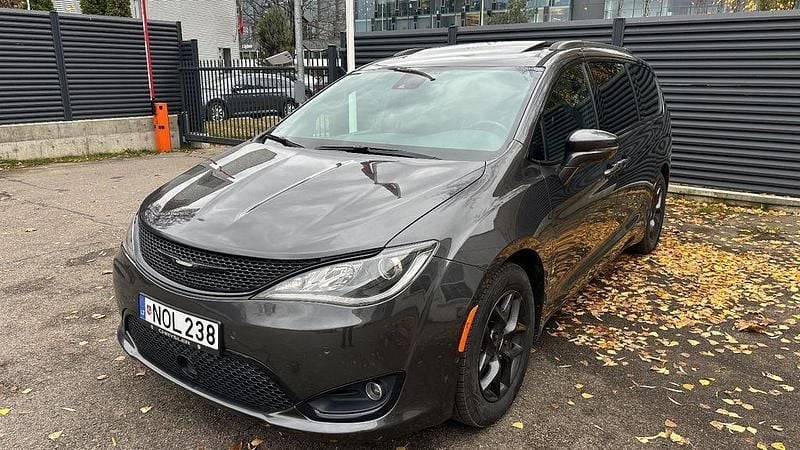 Grau Gebraucht 2018 Chrysler Pacifica Limited Van / Kleinbus | 17.499 € (Superpreis) - Bild 1/4