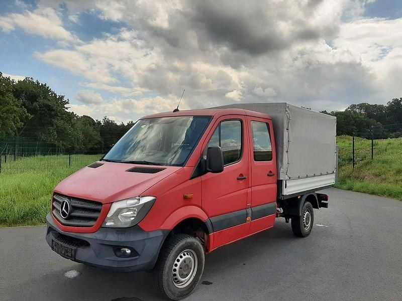 Rot Gebraucht 2016 Mercedes Sprinter Van | 25.900 € (Fairer Preis) - Bild 1/4