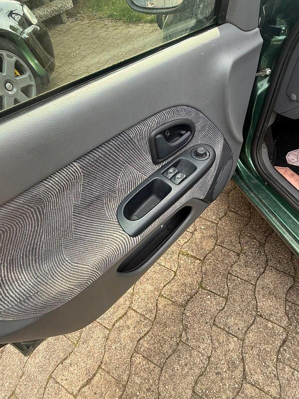 Gebraucht Renault Clio II 98 PS (72 kW) 2000 Grün Kleinwagen