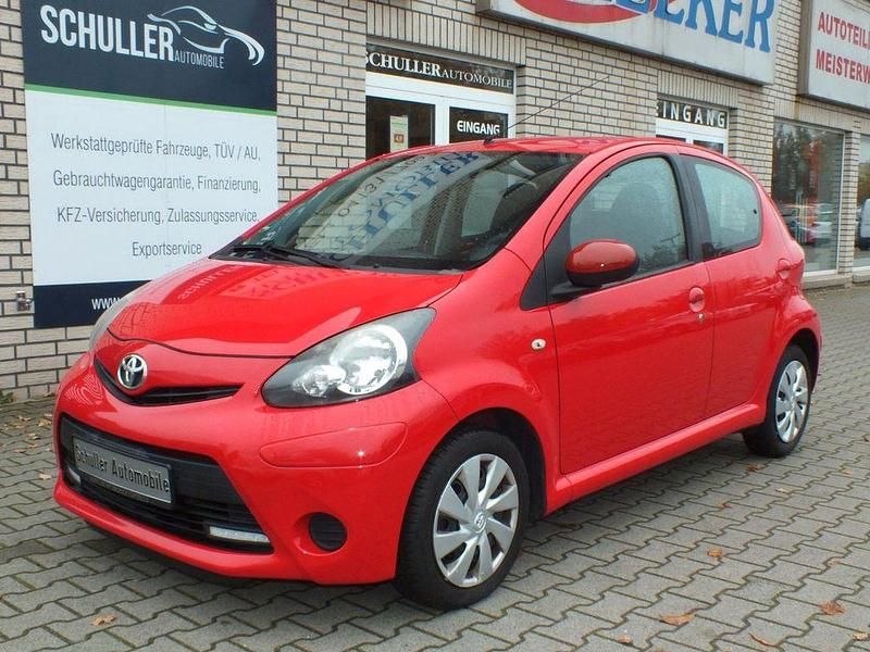 Rot Gebraucht 2012 Toyota Aygo Cool Kleinwagen | 4.390 € (Fairer Preis) - Bild 1/4