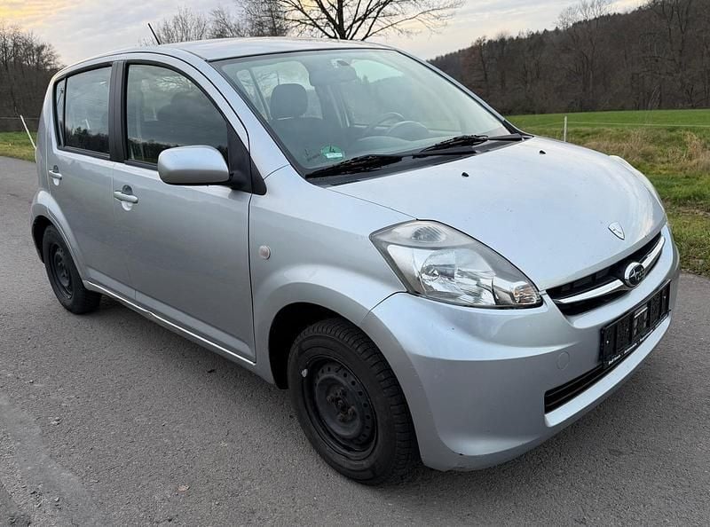 Grau Gebraucht 2009 Subaru Justy Kleinwagen | 1.850 € (Fairer Preis) - Bild 1/4