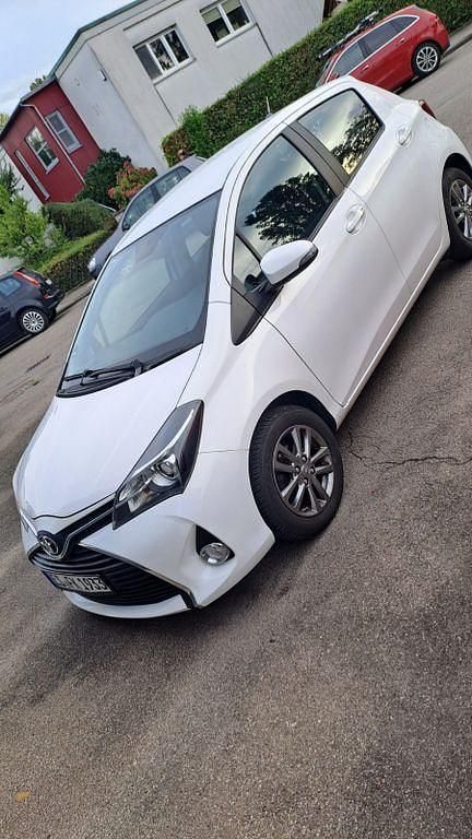 Weiß Gebraucht 2014 Toyota Yaris Limousine | 7.500 € (Fairer Preis) - Bild 1/4