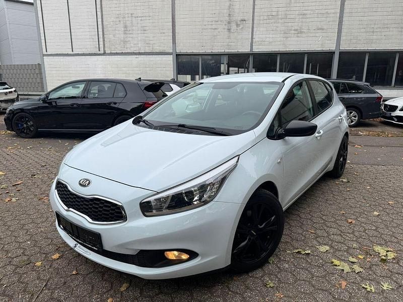Casa white Gebraucht 2014 Kia Ceed Edition 7 Limousine | 6.999 € (Fairer Preis) - Bild 1/4