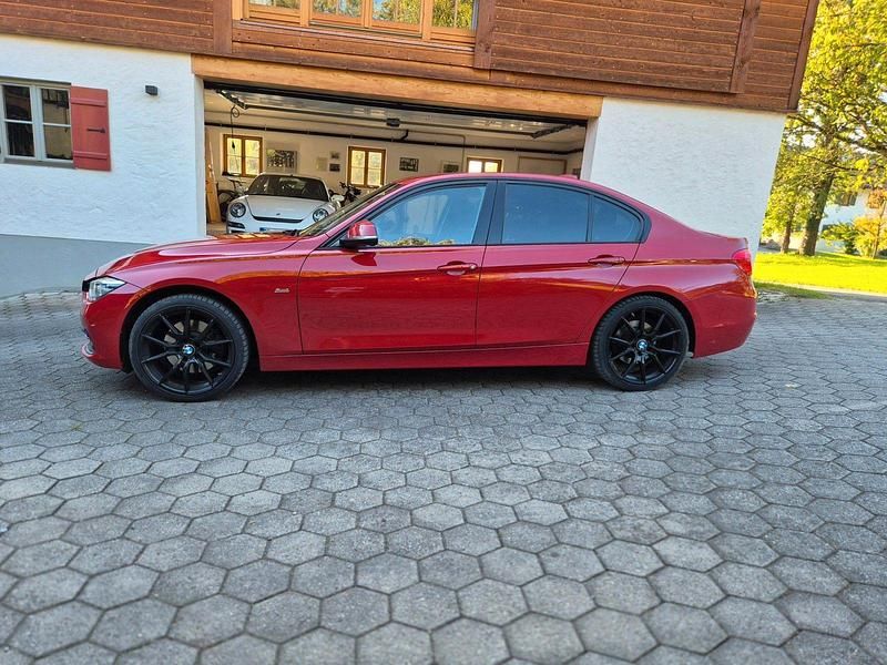 Gebraucht BMW 330 Sport Line 252 PS (185 kW) 2016 Rot Limousine