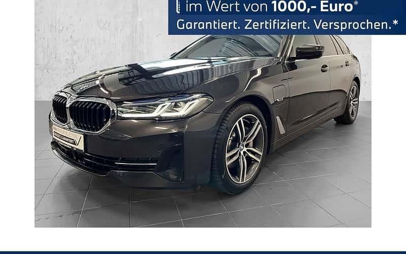 Grau Gebraucht 2023 BMW 530e Sport Line Kombi | 38.750 € (Fairer Preis) - Bild 1/4