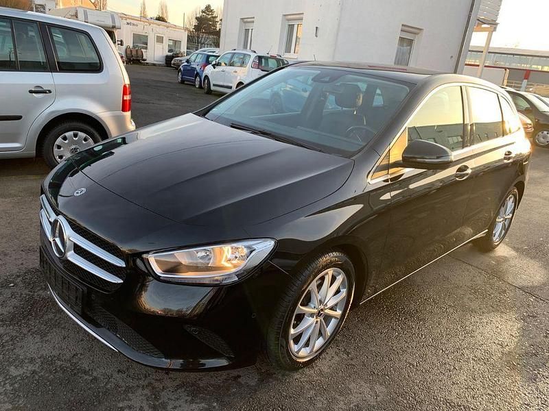 Schwarz Gebraucht 2019 Mercedes B180 Van / Kleinbus | 17.950 € (Guter Preis) - Bild 1/4