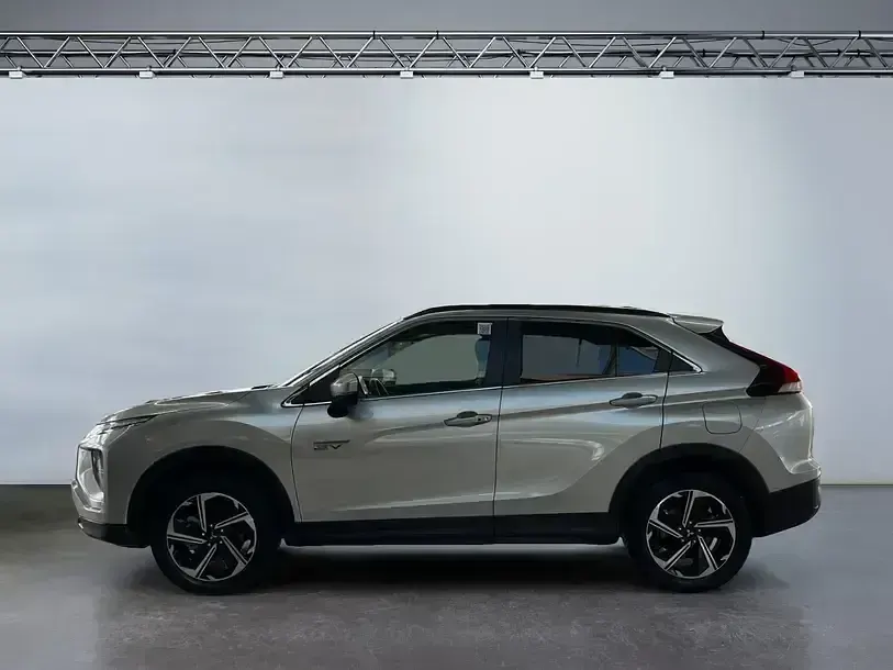 Używany Mitsubishi Eclipse Cross Basis 188 KM (138 kW) 2023 Srebrny SUV