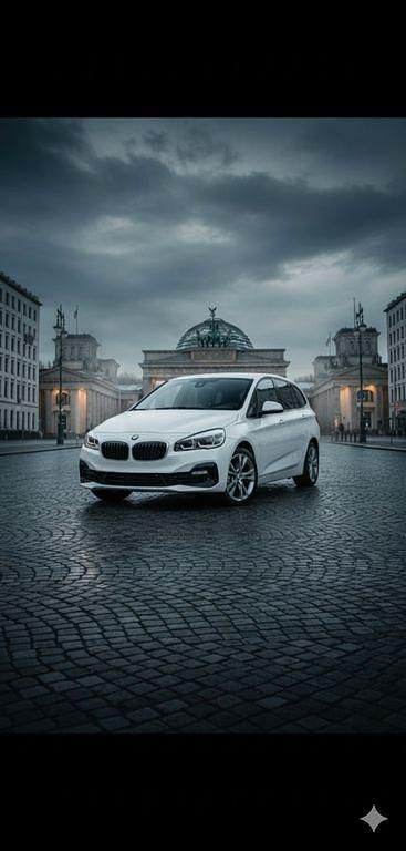 Weiß Gebraucht 2018 BMW 218 Gran Tourer Sport Line Van / Kleinbus | 21.000 € (Etwas zu teuer) - Bild 1/4
