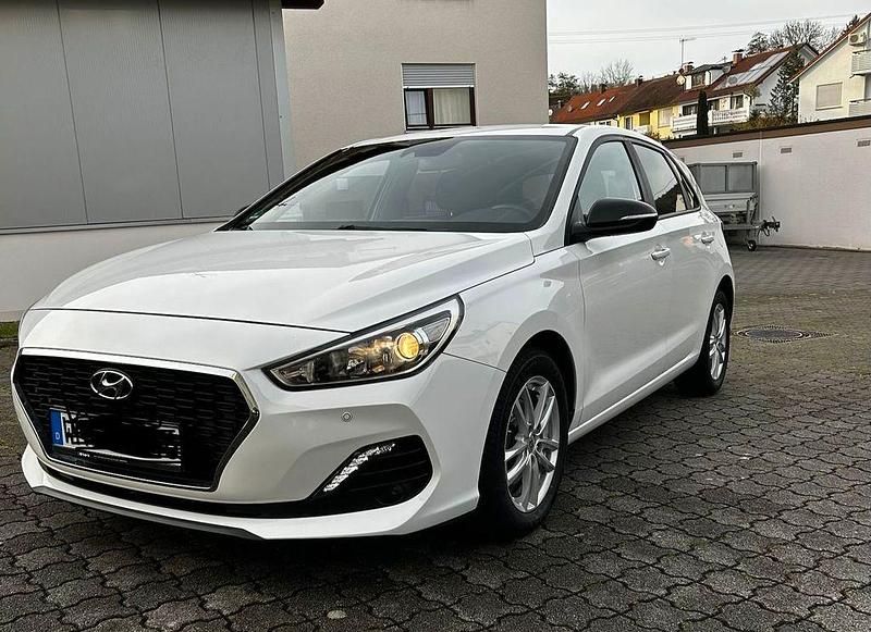 Weiß Gebraucht 2018 Hyundai i30 Trend Limousine | 10.490 € (Guter Preis) - Bild 1/4