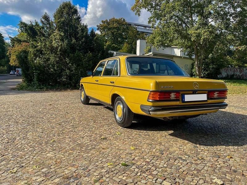Gebraucht Mercedes 240 88 PS (64 kW) 1978 Gelb Limousine