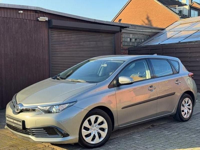 Grau Gebraucht 2015 Toyota Auris Cool Limousine | 7.700 € (Guter Preis) - Bild 1/4