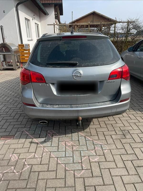 Gebraucht Opel Astra 140 PS (102 kW) 2012 Silber Limousine