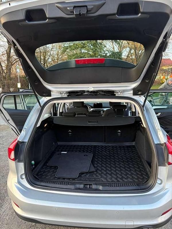 Gebraucht Ford Focus Active 120 PS (88 kW) 2019 Silber Limousine