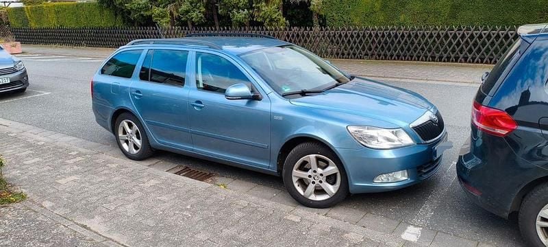 Gebraucht Skoda Octavia Family 105 PS (77 kW) 2011 Blau Kombi