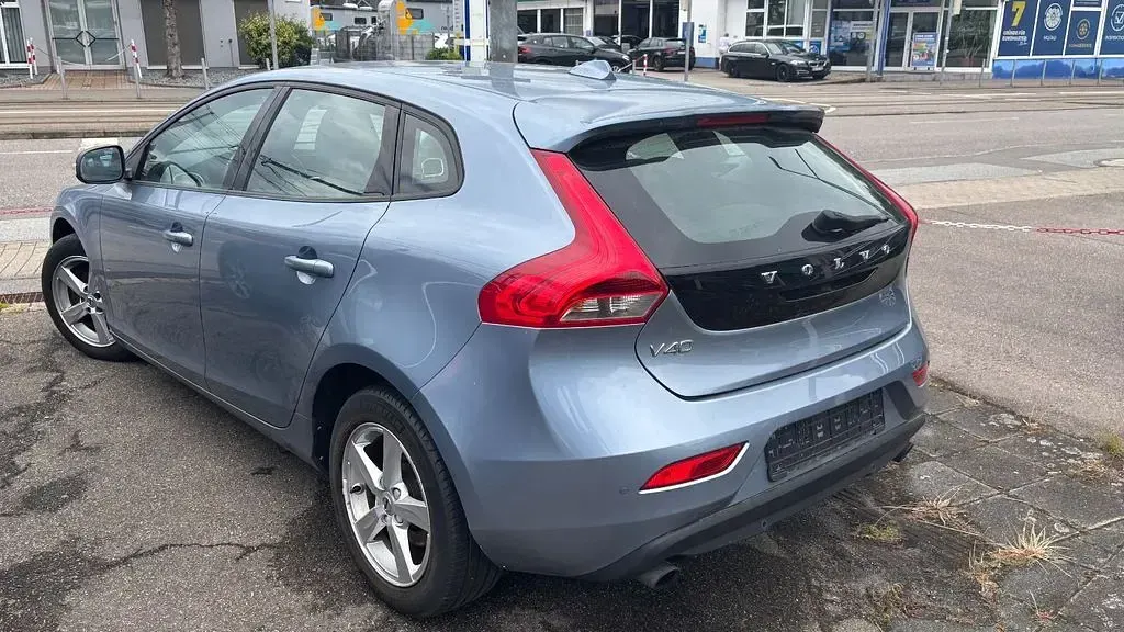 Gebraucht Volvo V40 Kinetic 152 PS (111 kW) 2017 Blau Limousine