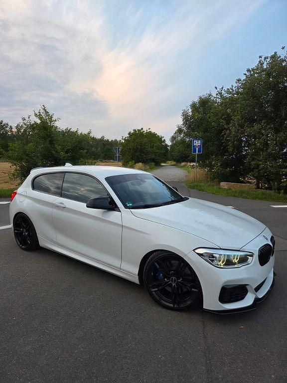 Weiß Gebraucht 2015 BMW 120 M Sport Kleinwagen | 14.490 € (Teuer) - Bild 1/4