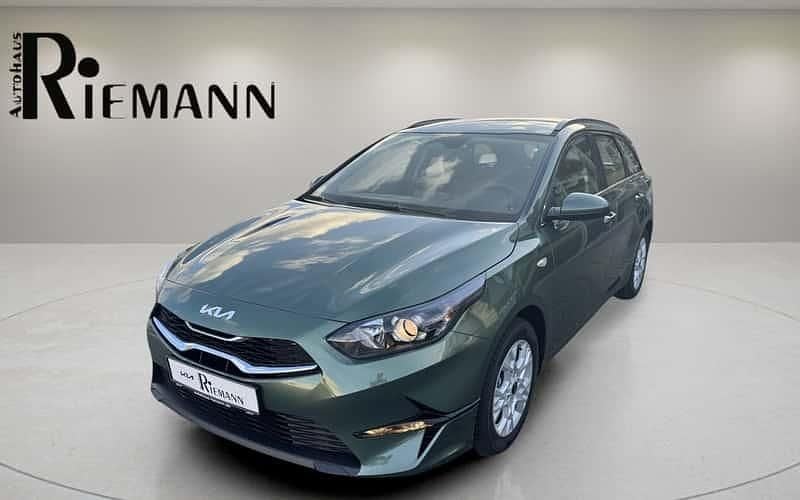 Grün Gebraucht 2024 Kia Ceed Sportswagon Vision Kombi | 21.495 € (Guter Preis) - Bild 1/4