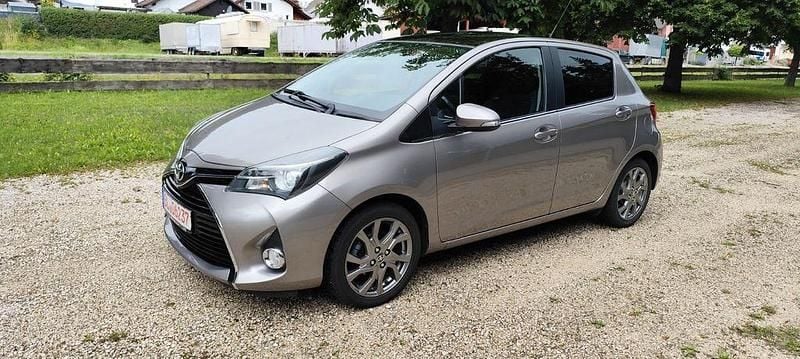 Grau Gebraucht 2016 Toyota Yaris Comfort Limousine | 9.499 € (Fairer Preis) - Bild 1/4