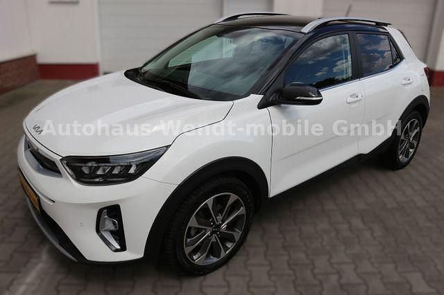 Schneeweiss/ dach schwarz Gebraucht 2023 Kia Stonic Spirit SUV | 20.890 € (Fairer Preis) - Bild 1/4