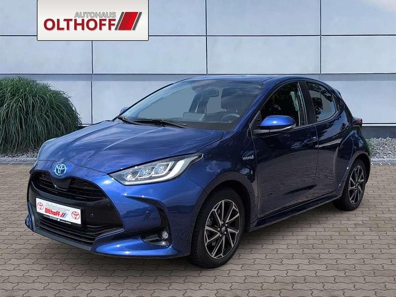 Nacht blau Gebraucht 2020 Toyota Yaris Hybrid Club Kleinwagen | 18.390 € (Fairer Preis) - Bild 1/4