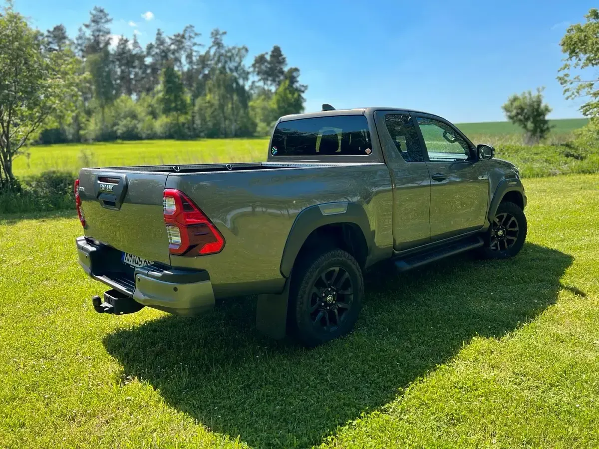 Gebraucht Toyota HiLux 204 PS (150 kW) 2022 Andere farben Pickup