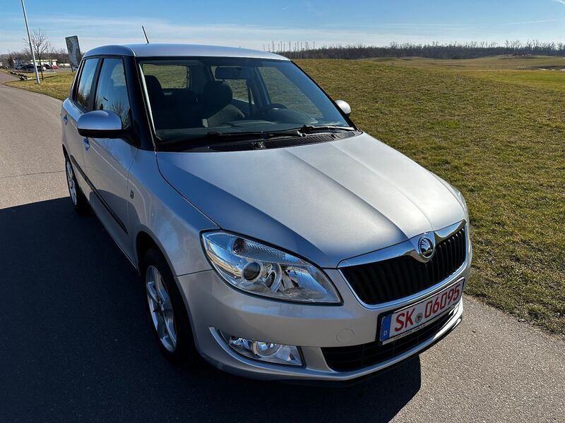 Silber Gebraucht 2014 Skoda Fabia Ambition Limousine | 5.999 € (Fairer Preis) - Bild 1/4