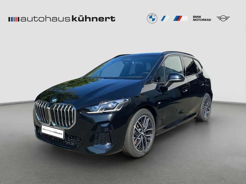 Saphirschwarz metallic Neu 2025 BMW 223 Active Tourer Performance Van / Kleinbus | 51.580 € (Fairer Preis) - Bild 1/4