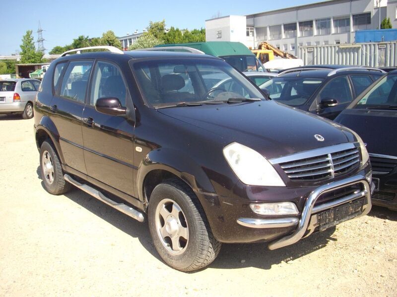 Schwarz Gebraucht 2005 Ssangyong (KGM) Rexton SUV | 1.900 € - Bild 1/4
