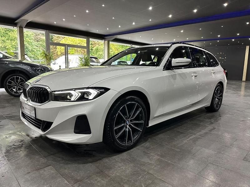 Alpinweiss iii Gebraucht 2023 BMW 320 Performance Kombi | 32.990 € (Guter Preis) - Bild 1/4