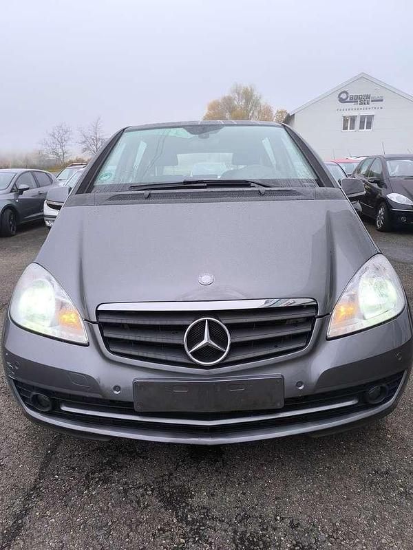 Mountaingrau met. Gebraucht 2012 Mercedes A180 Kleinwagen | 2.300 € - Bild 1/4