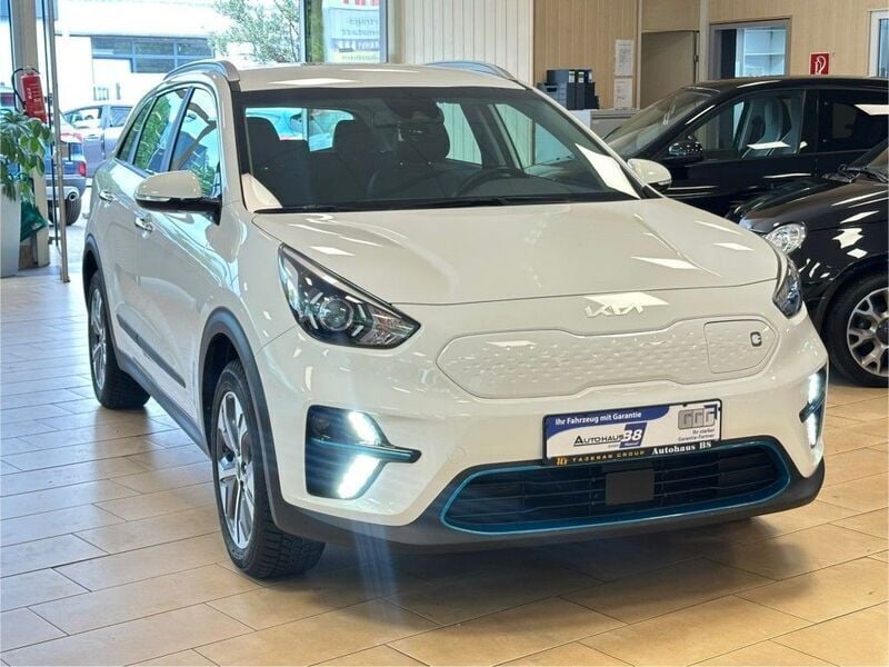 Weiß (ud) schneeweiß Gebraucht 2022 Kia e-Niro Vision SUV | 19.400 € (Fairer Preis) - Bild 1/4