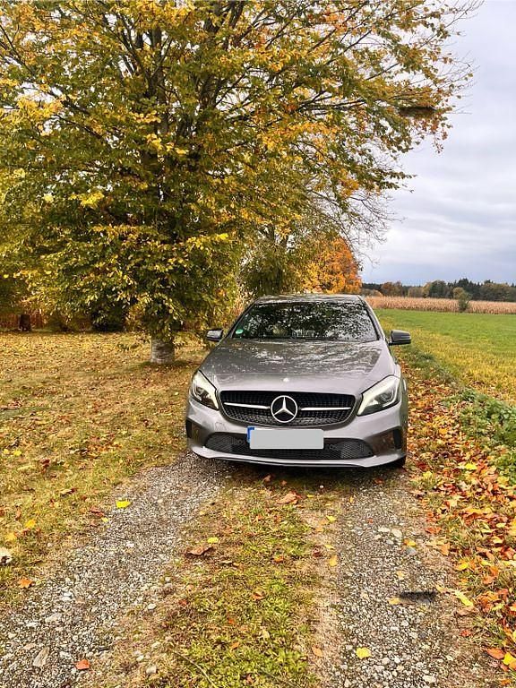 Grau Gebraucht 2017 Mercedes A200 Urban Limousine | 16.600 € (Guter Preis) - Bild 1/4