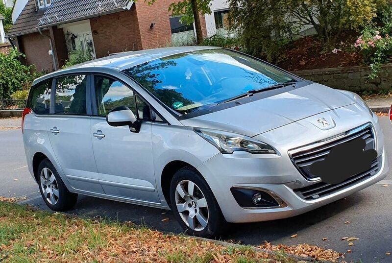 Grau Gebraucht 2014 Peugeot 5008 Active Van / Kleinbus | 8.600 € (Teuer) - Bild 1/1