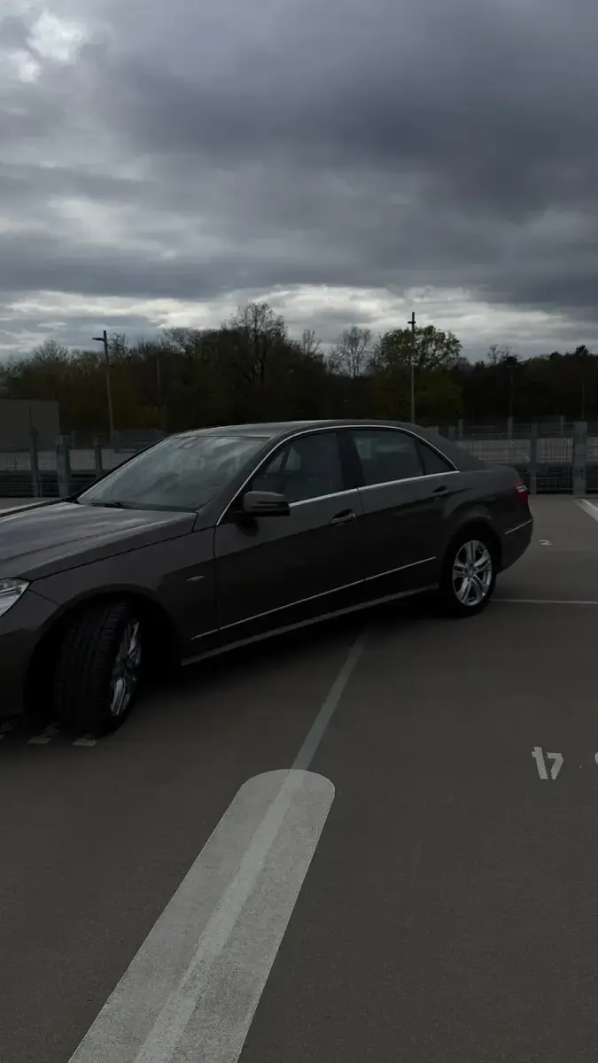 Gebraucht Mercedes E250 204 PS (150 kW) 2009 Andere farben Limousine