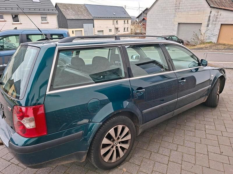 Gebraucht VW Passat 100 PS (73 kW) 2001 Grün Kombi