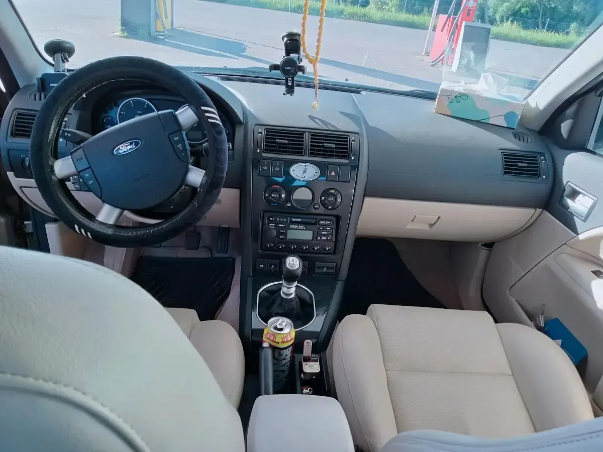 Gebraucht Ford Mondeo 131 PS (96 kW) 2002 Gold Limousine