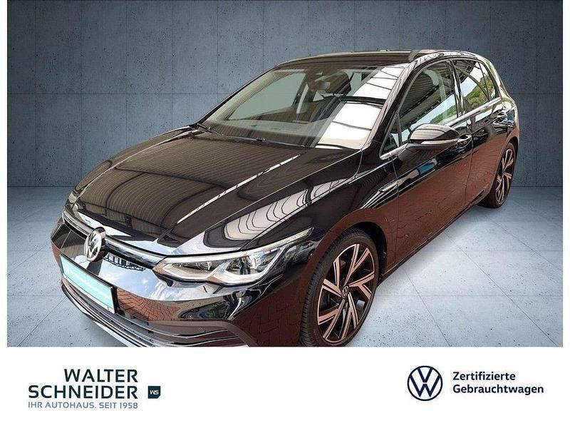 Deep black perleffekt (metallic) Gebraucht 2020 VW Golf VIII Style Limousine | 22.450 € (Fairer Preis) - Bild 1/4