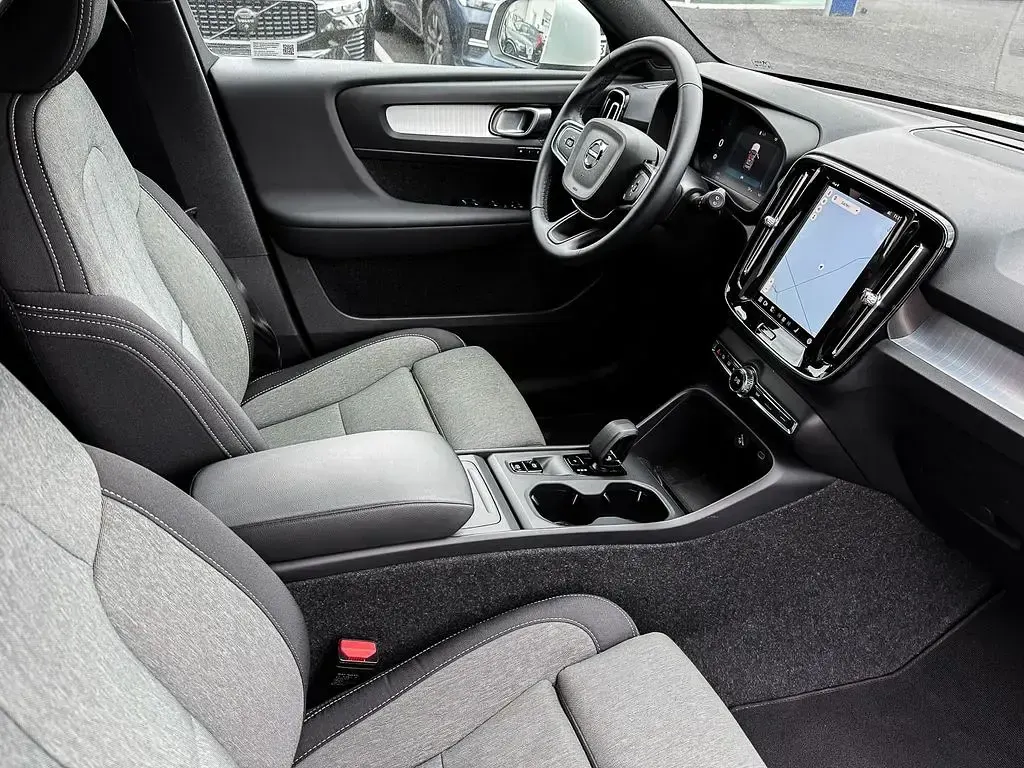 Gebraucht Volvo XC40 Core 163 PS (119 kW) 2025 Weiss SUV
