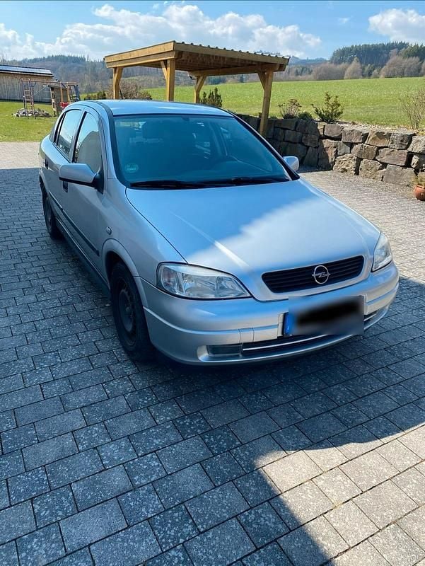 Używany Opel Astra 101 KM (74 kW) 2002 Srebrny Sedan/Limuzyna
