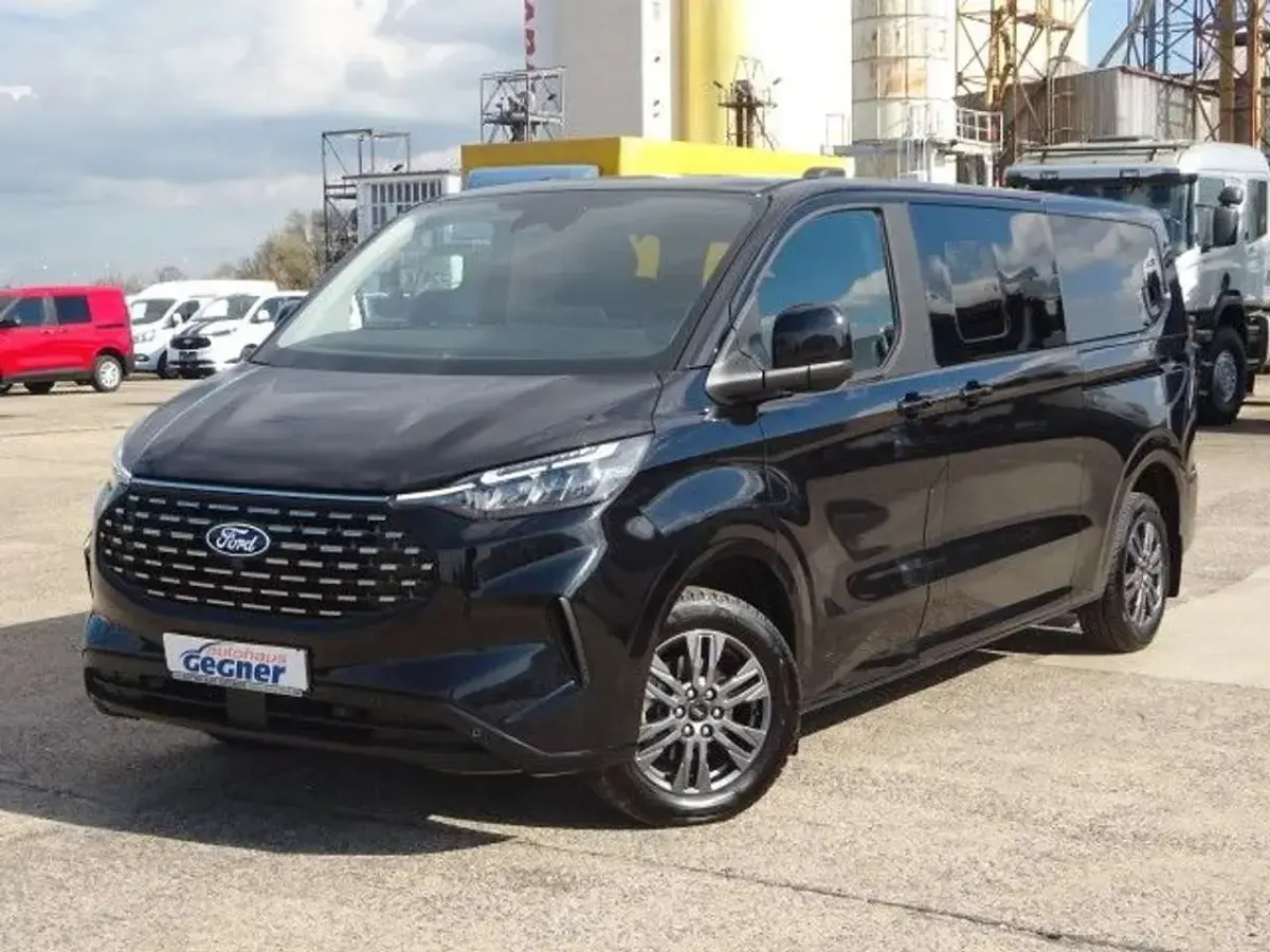 Gebraucht Ford Tourneo Titanium 136 PS (100 kW) 2025 Schwarz Van / Kleinbus
