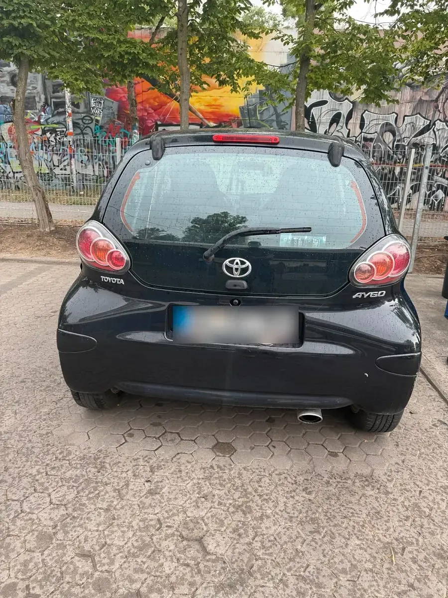 Gebraucht Toyota Aygo 68 PS (50 kW) 2011 Schwarz Kleinwagen
