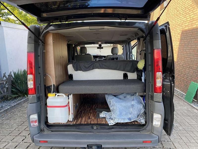 Używany Opel Vivaro 114 KM (83 kW) 2009 Czarny Minivan