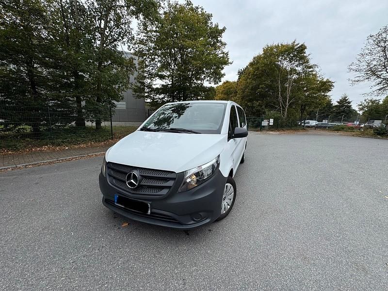 Weiß Gebraucht 2017 Mercedes Vito Van / Kleinbus | 22.000 € (Teuer) - Bild 1/4