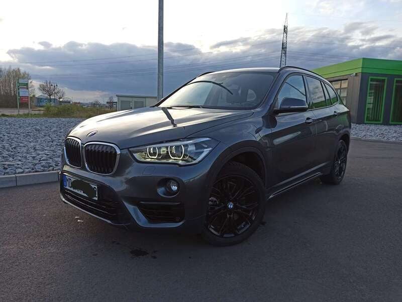 Grau Gebraucht 2019 BMW X1 Sport Line SUV | 19.399 € (Superpreis) - Bild 1/4