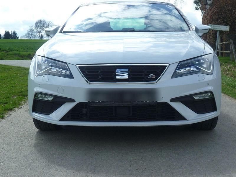Weiß Gebraucht 2019 Seat Leon FR Limousine | 20.799 € (Etwas zu teuer) - Bild 1/4