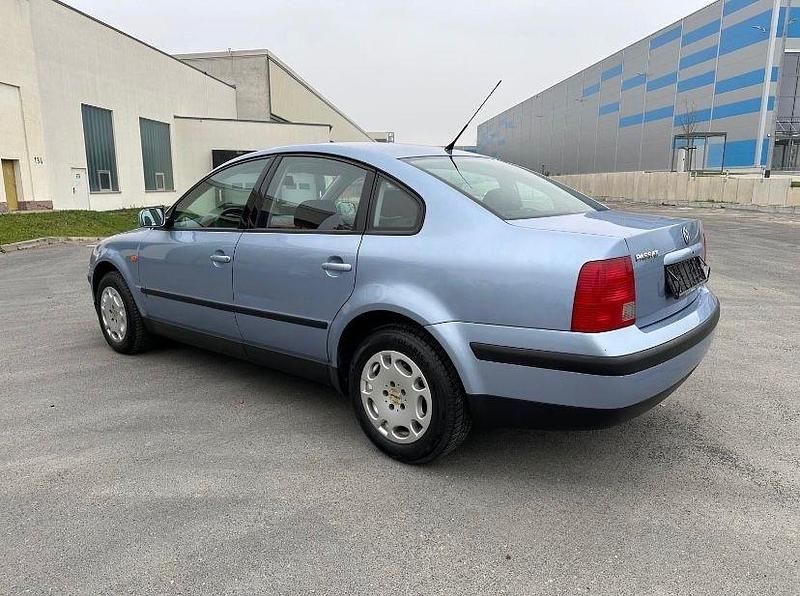 Używany VW Passat Basis 101 KM (74 kW) 1997 Srebrny Sedan/Limuzyna