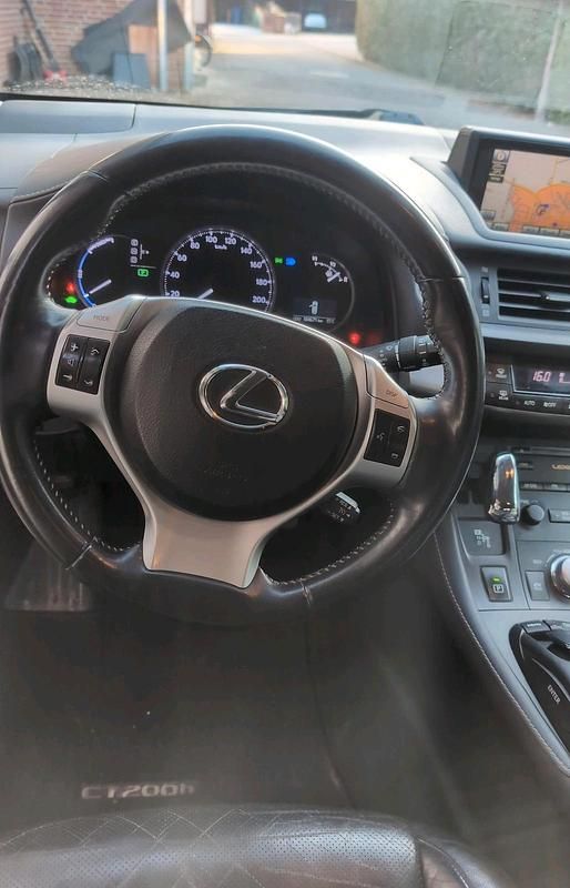 Gebraucht Lexus CT200h 136 PS (100 kW) 2011 Silber Limousine