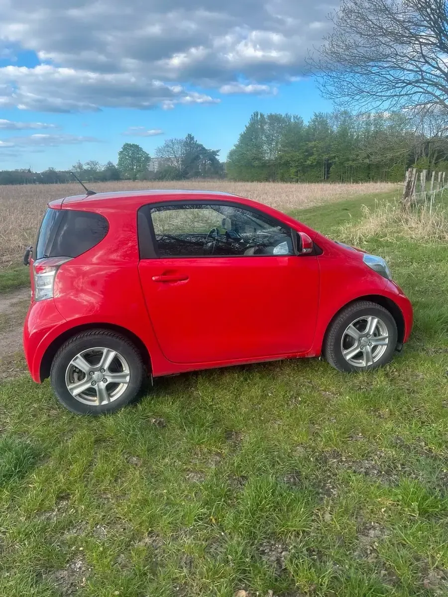 Gebraucht Toyota iQ 68 PS (50 kW) 2011 Rot Kleinwagen