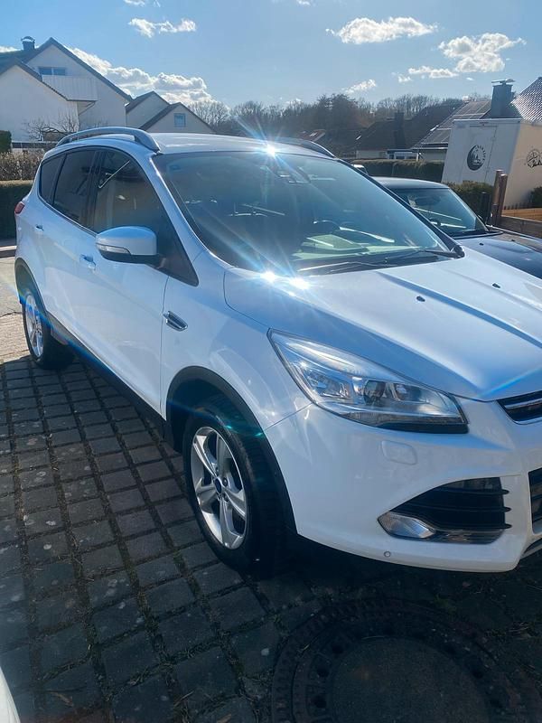 Gebraucht Ford Kuga Titanium 150 PS (110 kW) 2016 Weiß SUV